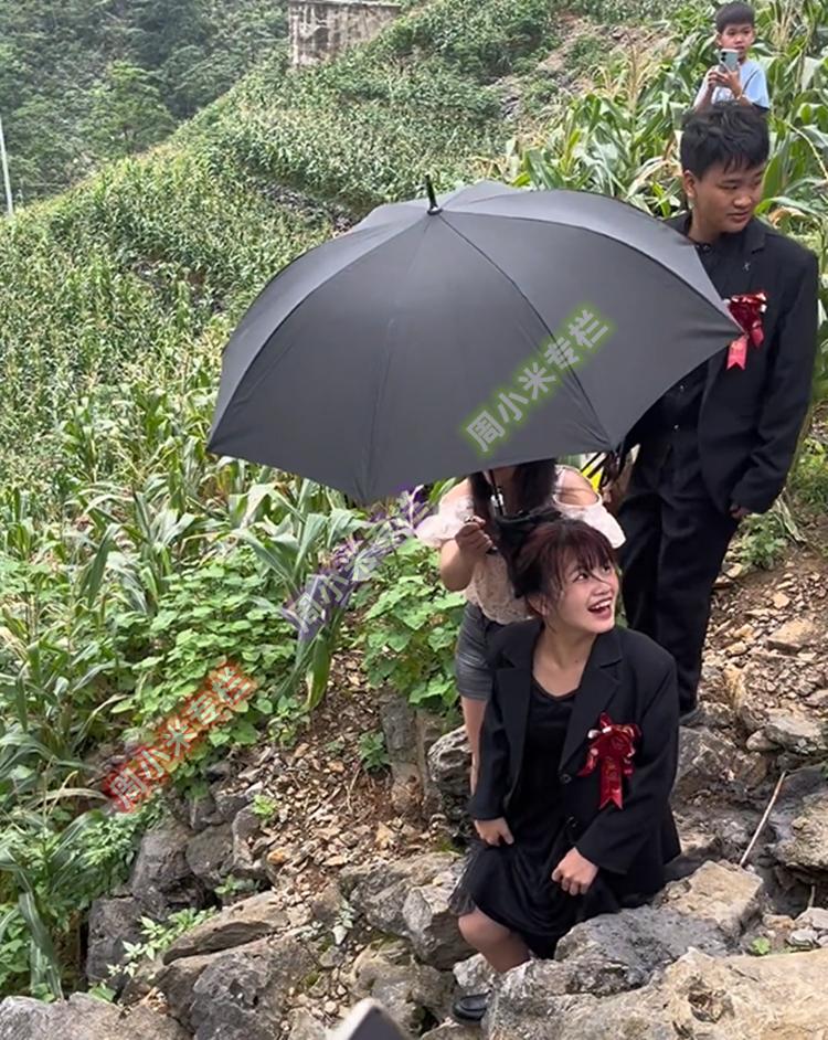 女孩嫁广西翻山越岭,广西一女生出嫁需翻山越岭走山路