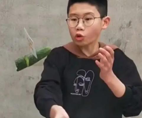 扑克牌真的能插进木板里吗,小孩扑克牌打穿木板