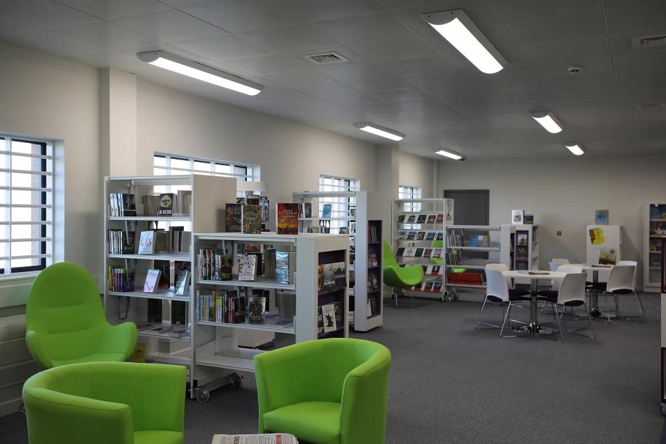 英国狱囚与狱警接吻,英国一女狱警爱上囚犯