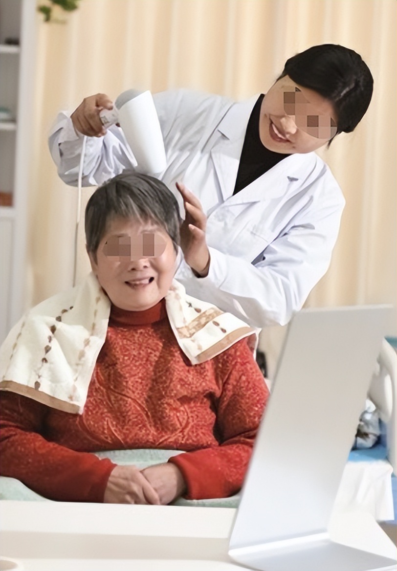 女人免费给老人做保姆,陕南女孩免费帮老人