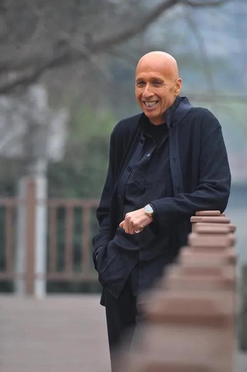 犹太商人拒绝美籍，携百亿加入中国籍，被人说成疯子，坚称不后悔