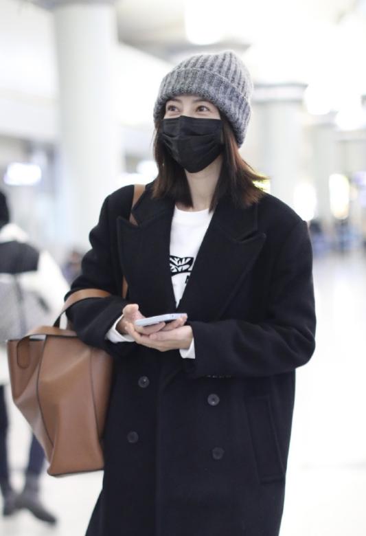 38岁女神高圆圆墨绿大衣出镜,高圆圆藏蓝色大衣搭配图片大全