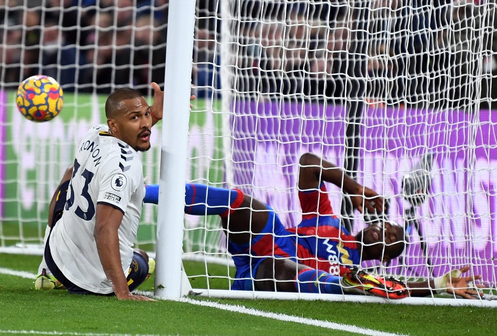 贝尼特斯埃弗顿开门红,龙东大连进球