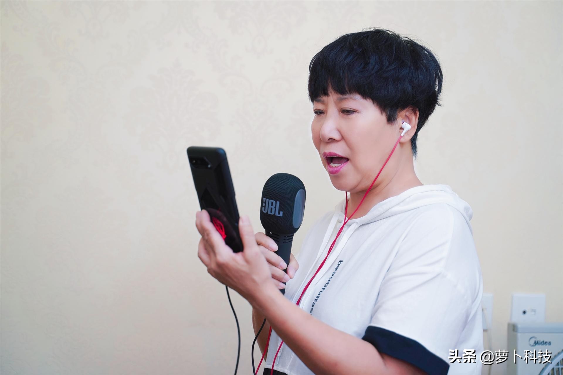 jblkmc300音箱一体麦克风评测,jbl户外k歌音箱双话筒评测