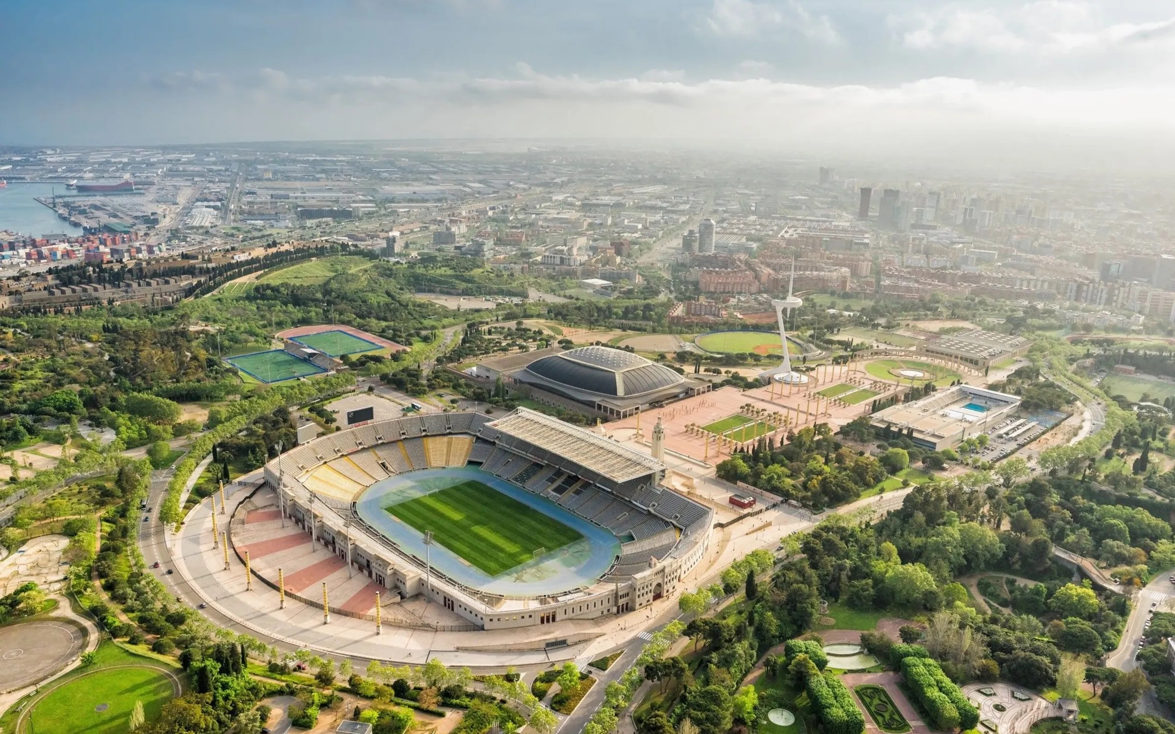 父亲节带着爸爸一起踢球,父亲节孩子和爸爸的篮球互动