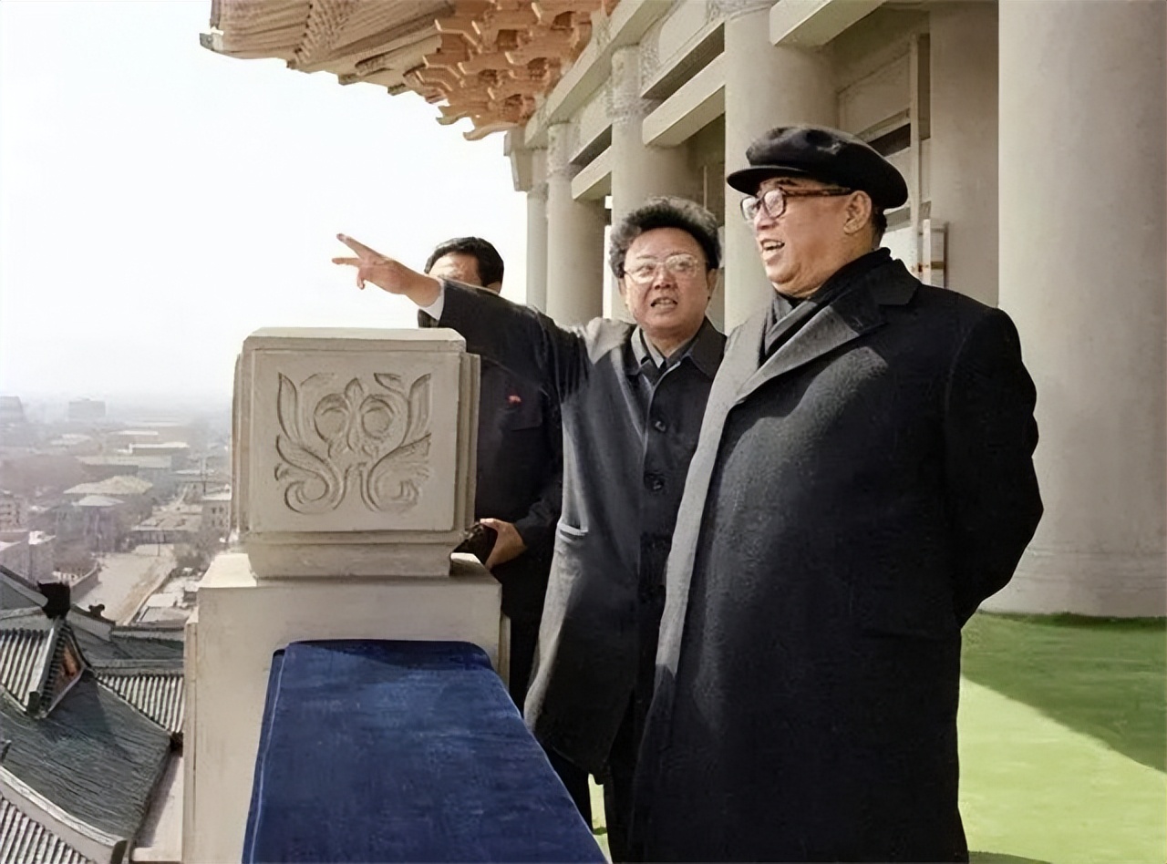 金日成眼馋中国的原*弹子**技术,在索取遭婉拒后,提出主体思想