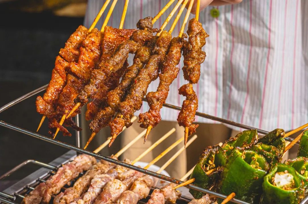 这个被低估的夜宵美食城，跟着「蓝妹啤酒」才找得到！