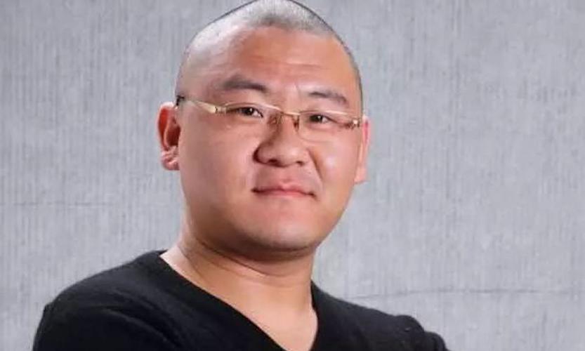 郭宏才：高中学历坑惨汪峰，5年诈骗百亿，逃到美国住豪宅开豪车