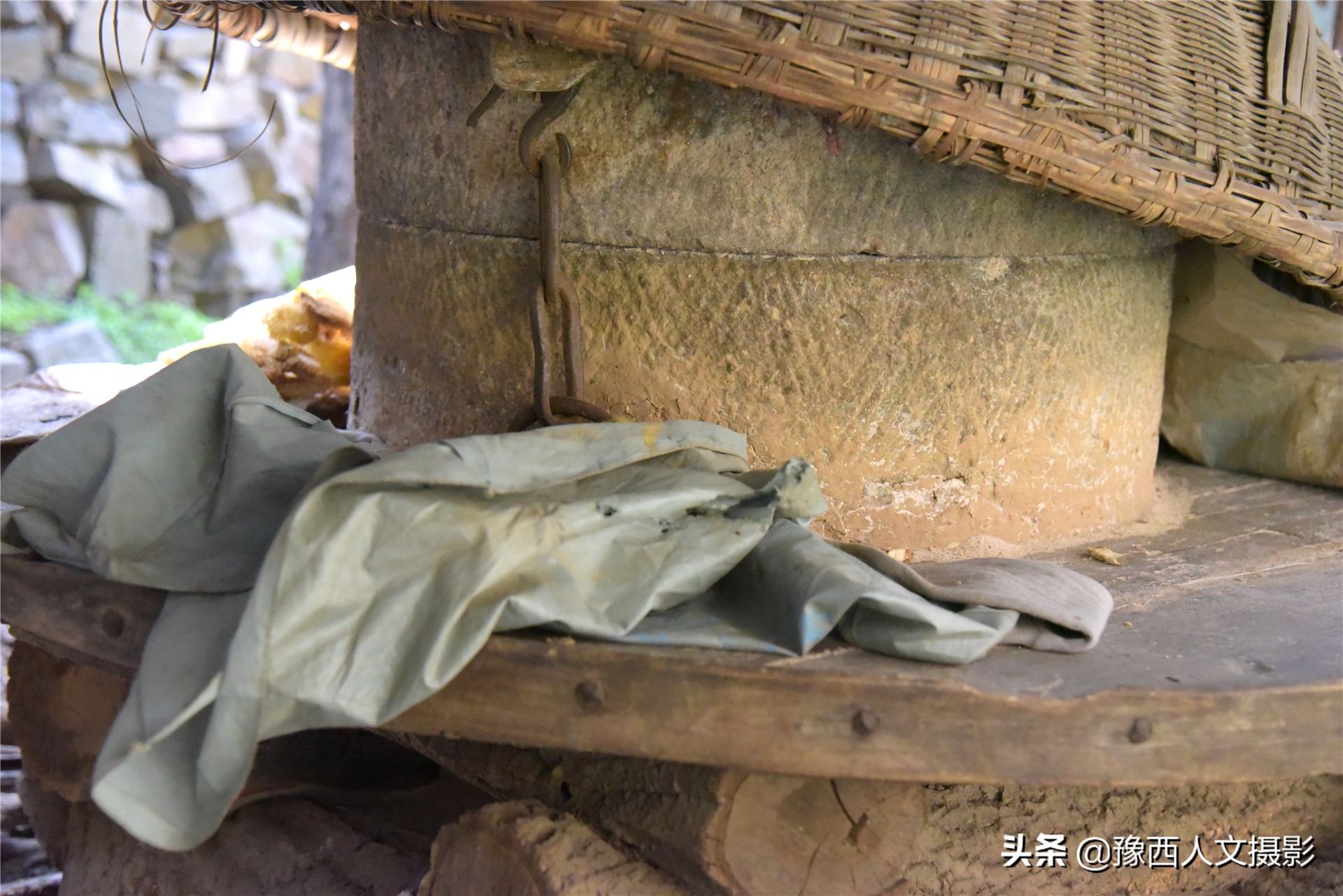 74岁大叔住深山不见人，天天跟老伴儿“捉迷藏”，买一袋盐吃半年