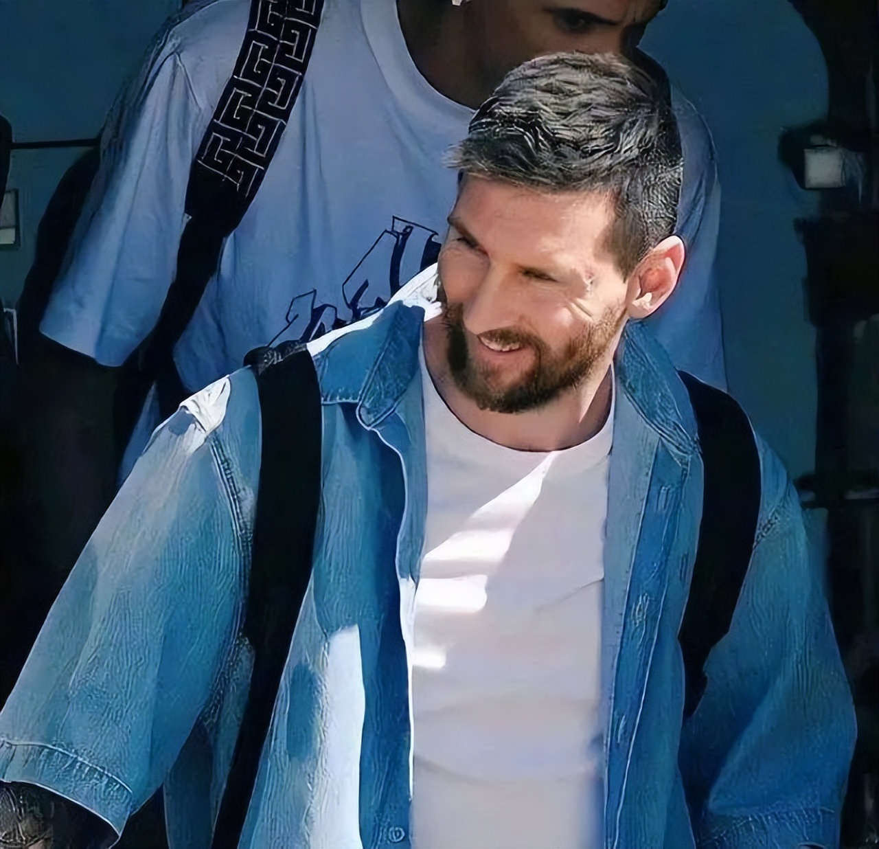 闯球场的球迷,球迷冲进球场拥抱梅西跑了多少米