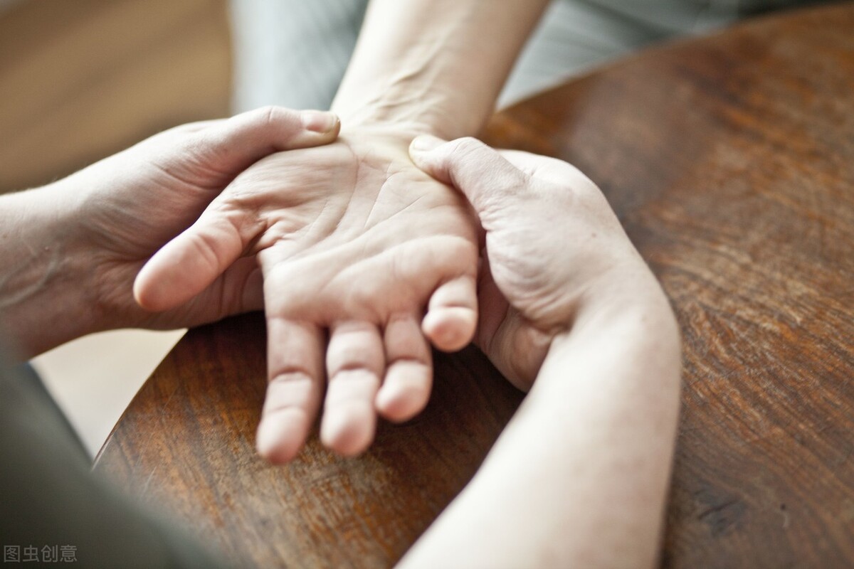 断掌纹路深是什么意思,断掌三条线是什么意思