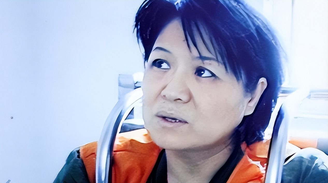 东北“五毒教母”的荒唐人生：年过5旬*养包**23岁小伙，拉女儿贩毒