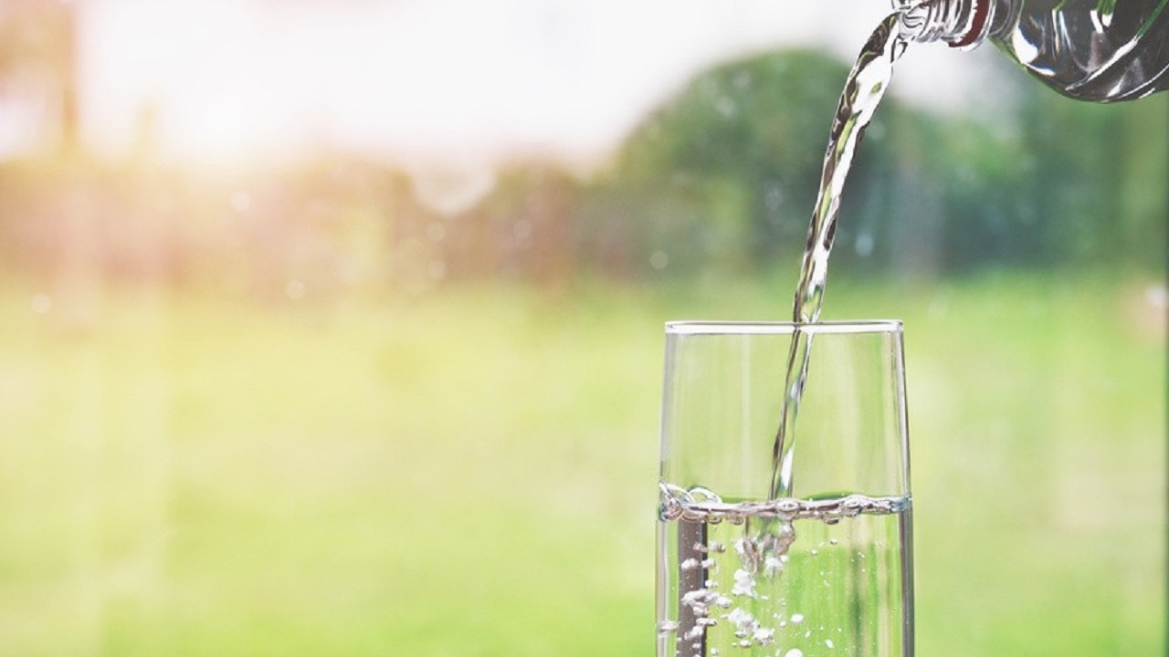 起床喝一大杯水对身体好不好,喝白开水喝多少会加重肾脏负担