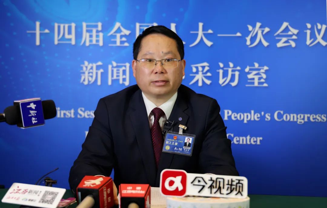 河南代表团提交议案31件建议699件,四川人民代表团提交18件建议