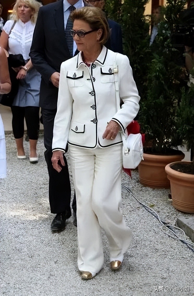 85岁平民王后替夫出席公务，大牌不断，婚姻竟然是欧洲最美满的？