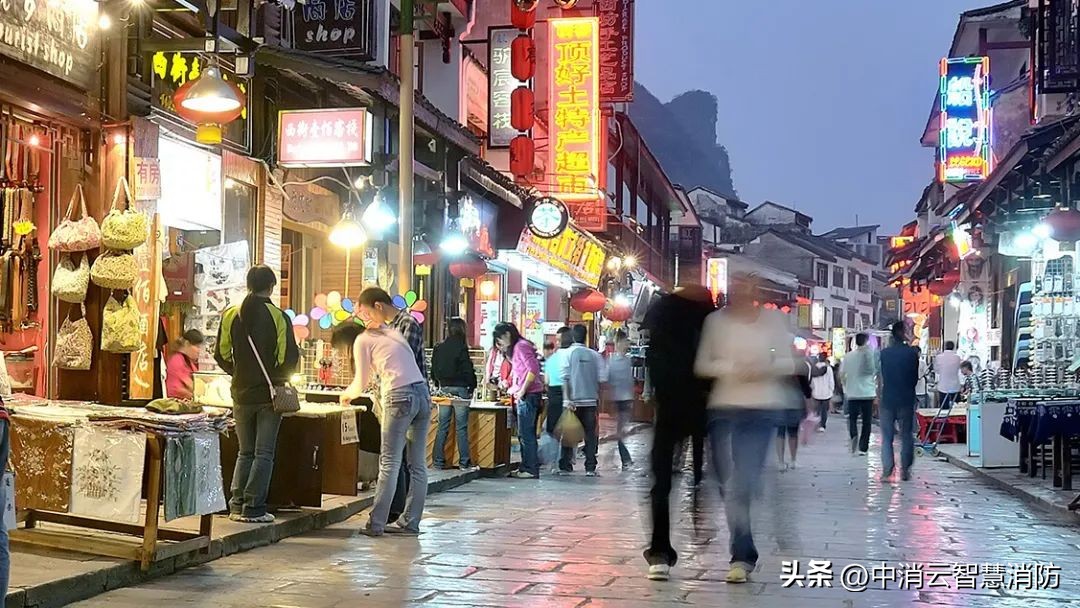 深夜商铺起火消防紧急处置措施,商铺凌晨起火大姐敲盆喊邻居撤离