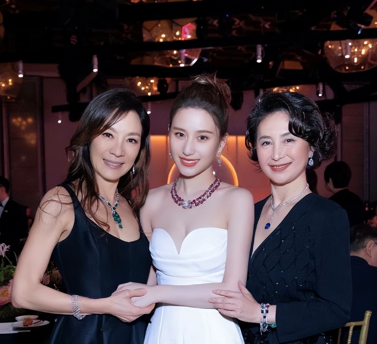 赌王千金何超莲窦骁是如何认识的,赌王女儿何超莲窦骁婚礼伴手礼