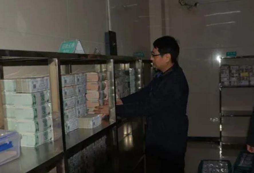 盗银行200万现金案件 (银行柜员盗取现金133万)