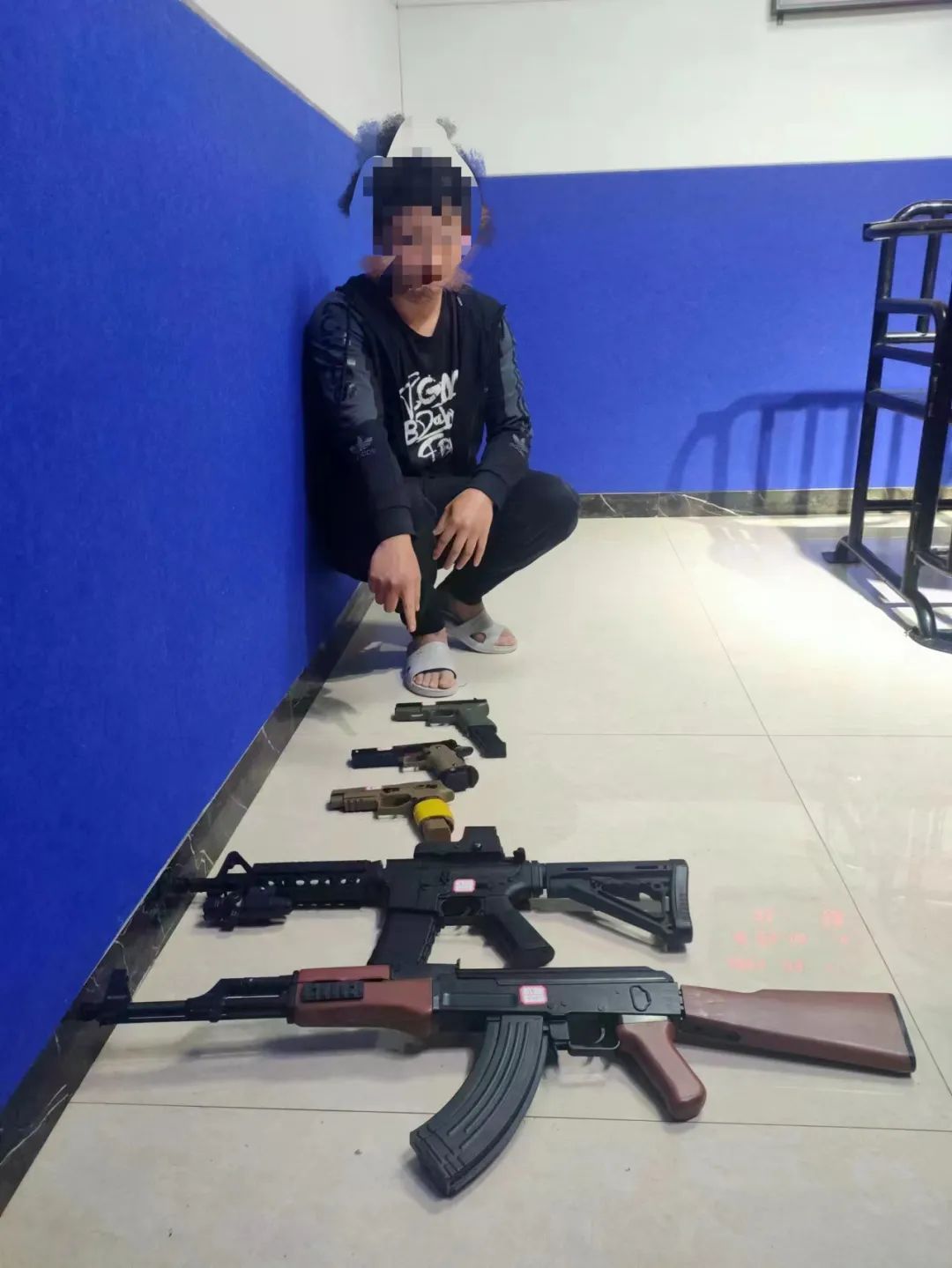 【春雷行动】网上购买仿真枪改造后炫耀被拘