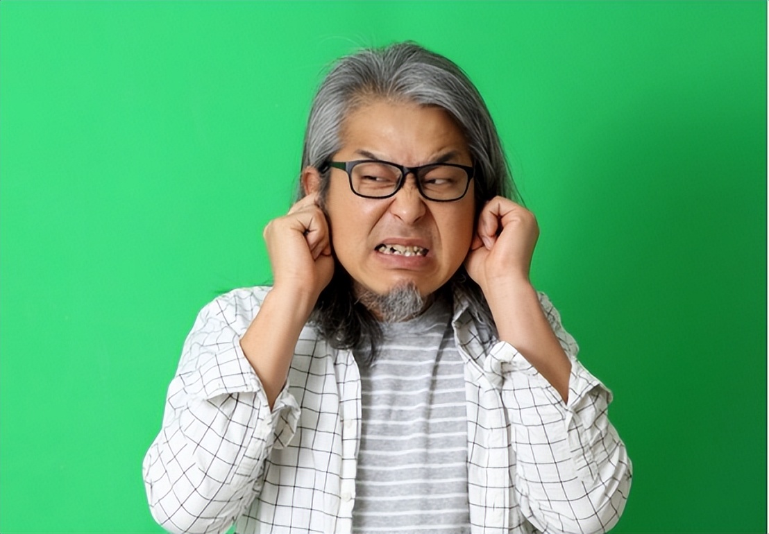 小时候耳朵流脓导致现在听力不好,耳朵流脓听力下降怎么回事