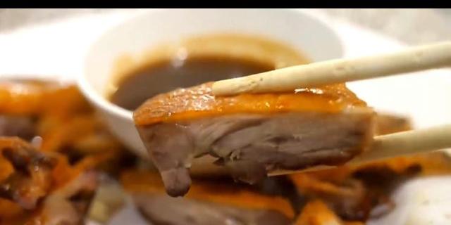 大叔真聪明6元买猪肉,大叔真独特卖鸭子只要鸭皮