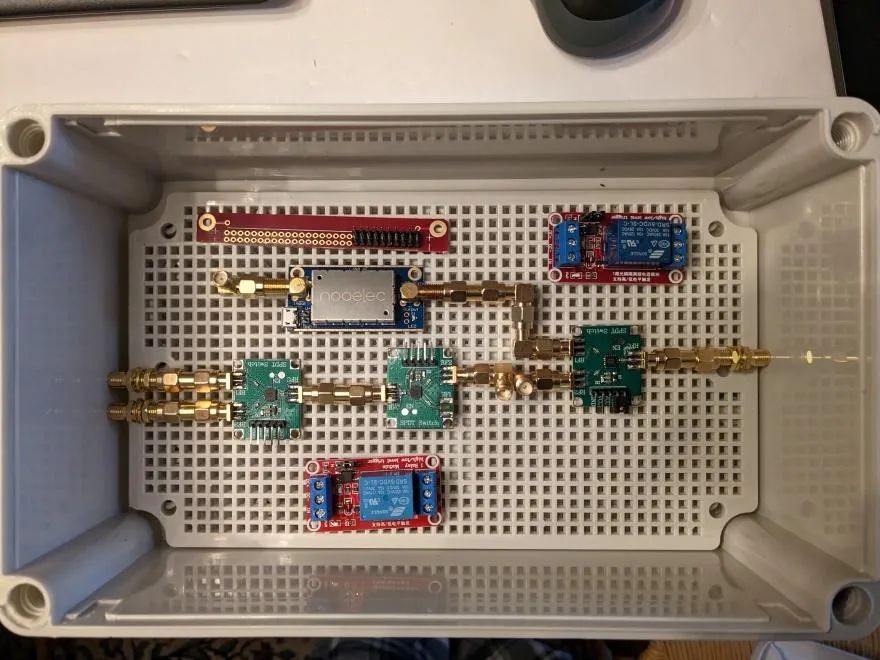 两部SDR接收器之间远程遥控切换天线和音频，解决多频点接收痛点