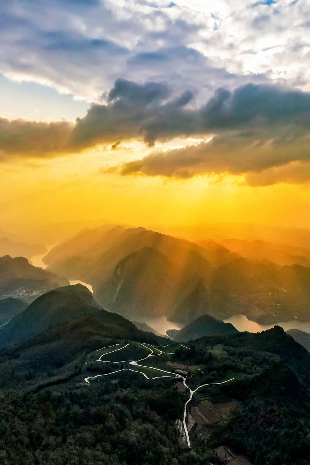 如何看懂中国第一山地省的多彩文化史诗?