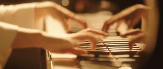 学钢琴左手怎么配合右手,钢琴左手不好使怎么办