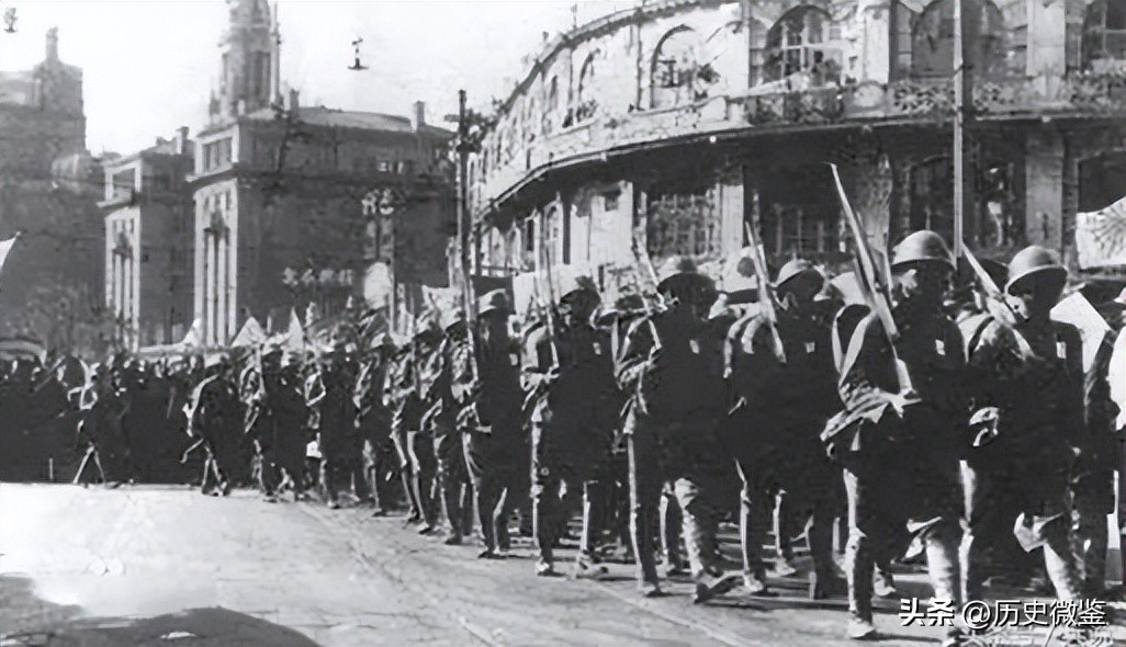 76年周总理遗体火化前，乔冠华抱棺痛哭：我来做您的儿子为您送行