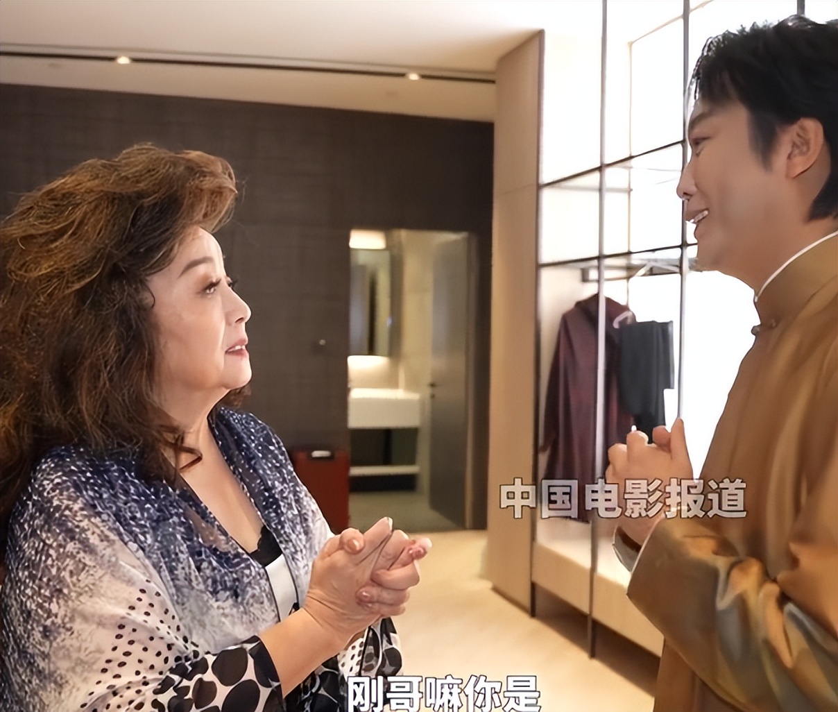 徐小凤怼人场面,周润发致敬徐小凤图文