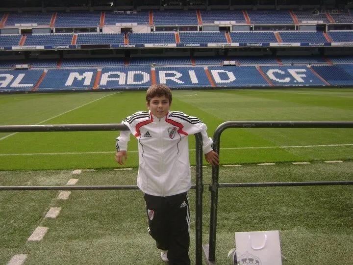 梅西拥抱阿尔瓦雷斯,梅西助攻阿尔瓦雷斯破门教练反应