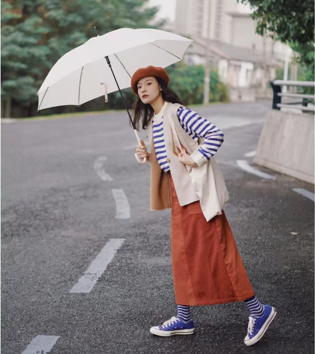 法式蝴蝶结上衣红色,红色搭配深杏色好看吗