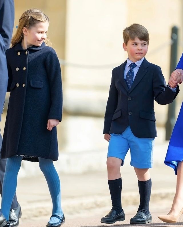 7岁夏公主一路关照弟弟，真乖巧，穿大衣和着短袖裙的表姐成反差