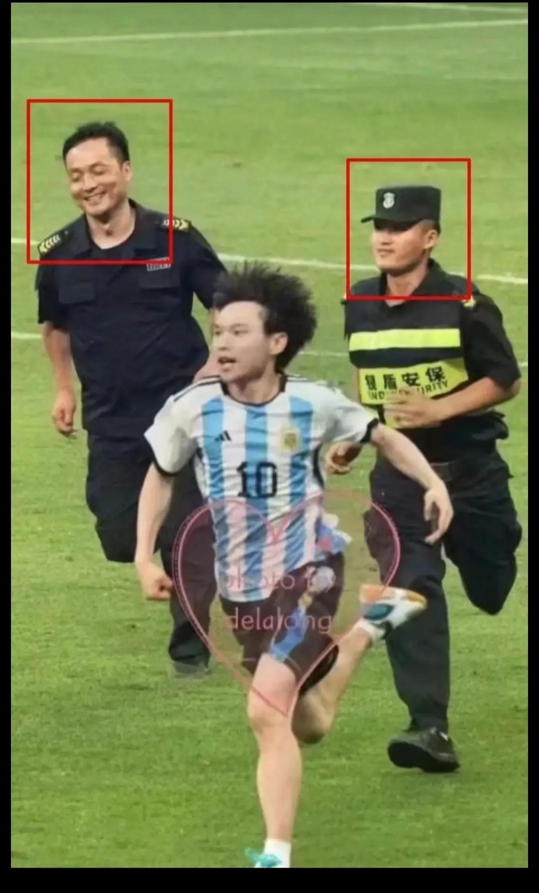 拥抱梅西小伙子和大马丁击掌,拥抱梅西小伙子跟马丁握手