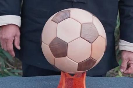 阿木爷爷的榫卯足球图,阿木爷爷用榫卯工艺做出足球