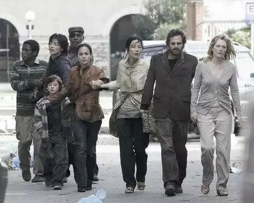 葡萄牙球员戴黑纱纪念他,因为人的冷漠无情,苦难四处蔓延