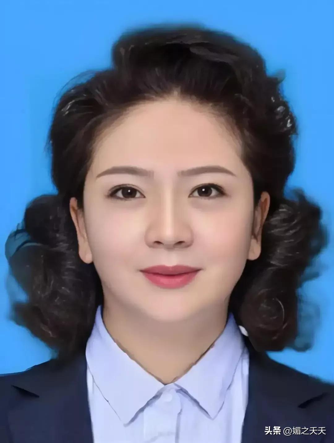 从18岁的女工人到54岁的副局长，李少莉的升迁之路正常吗