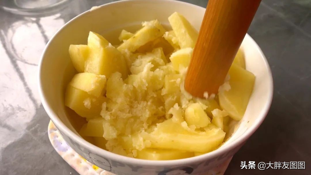 土豆最好吃的做法不要焯水,土豆不炒不蒸这样做酸甜微辣