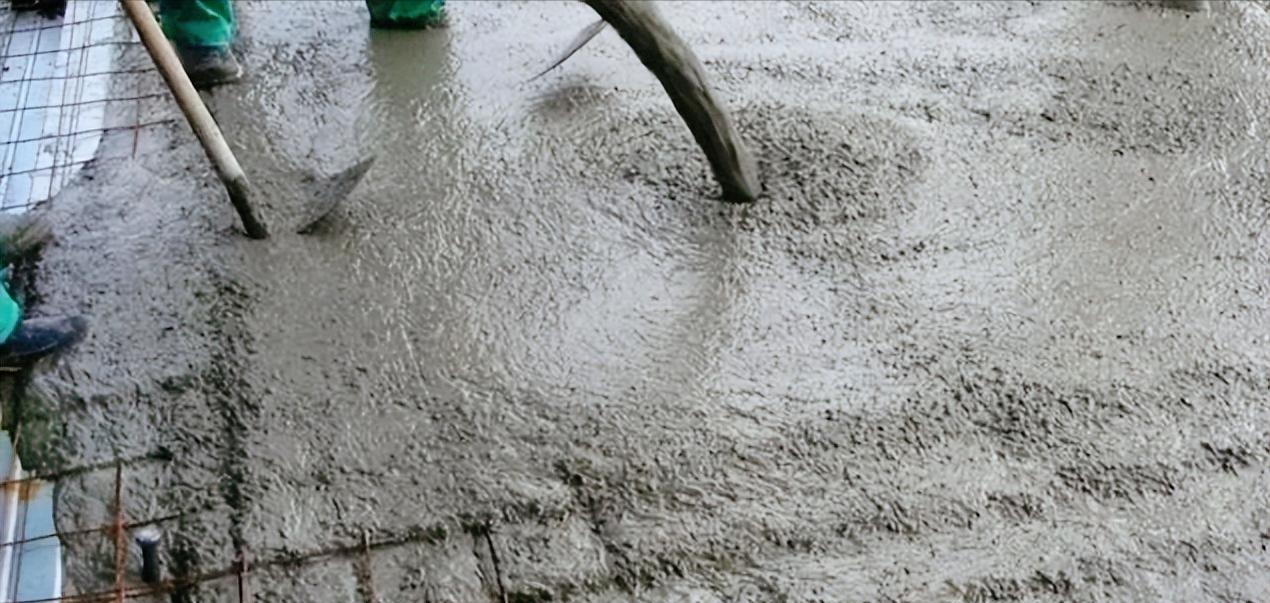 建筑工人为何在水泥中加白糖,建筑工人如何使用沙子和水泥