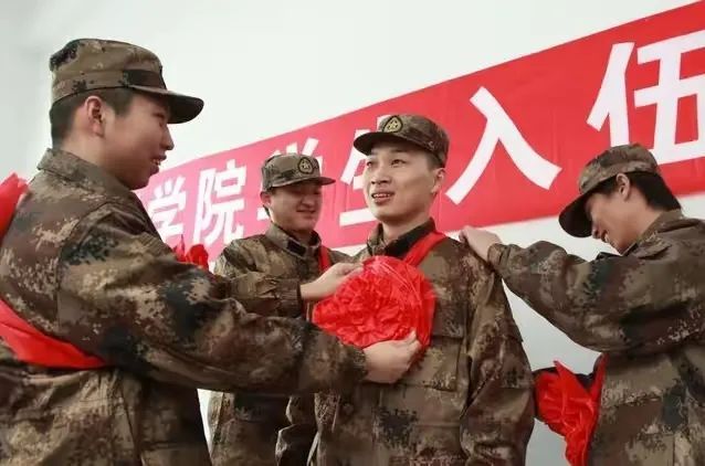 大学生二次入伍考军校政策,大学生入伍当兵考军校的条件