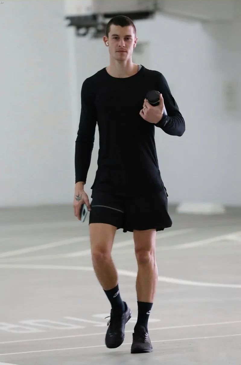 24岁的加拿大小鲜肉最新时尚杂志封面，肌肉身材非常性感