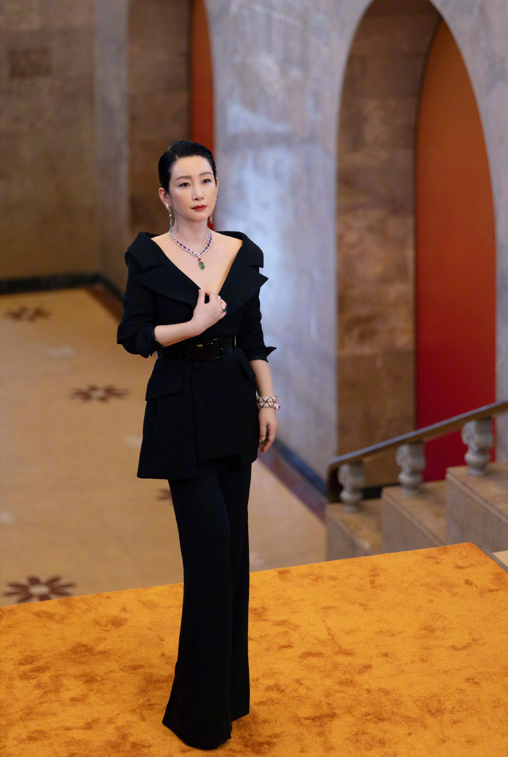 赵露思红毯一言难尽,赵露思倪妮红毯