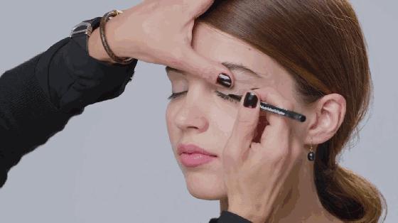 新研究表示化妆品减少生育力,新研究提醒女性化妆