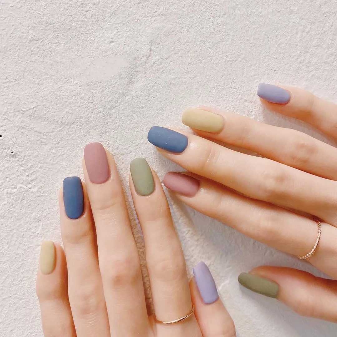 超级好看的三款美甲教程来啦,五彩美甲如何涂出高级感