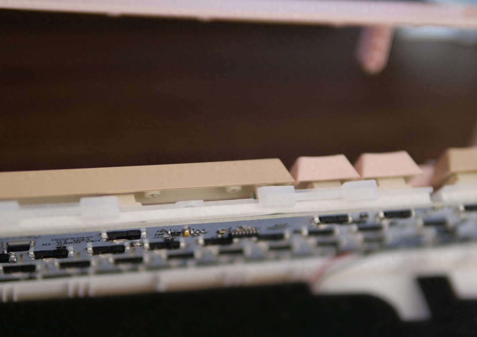 终于开始卷小配列了，好看好用还要好听，RK65机械键盘拆解评测