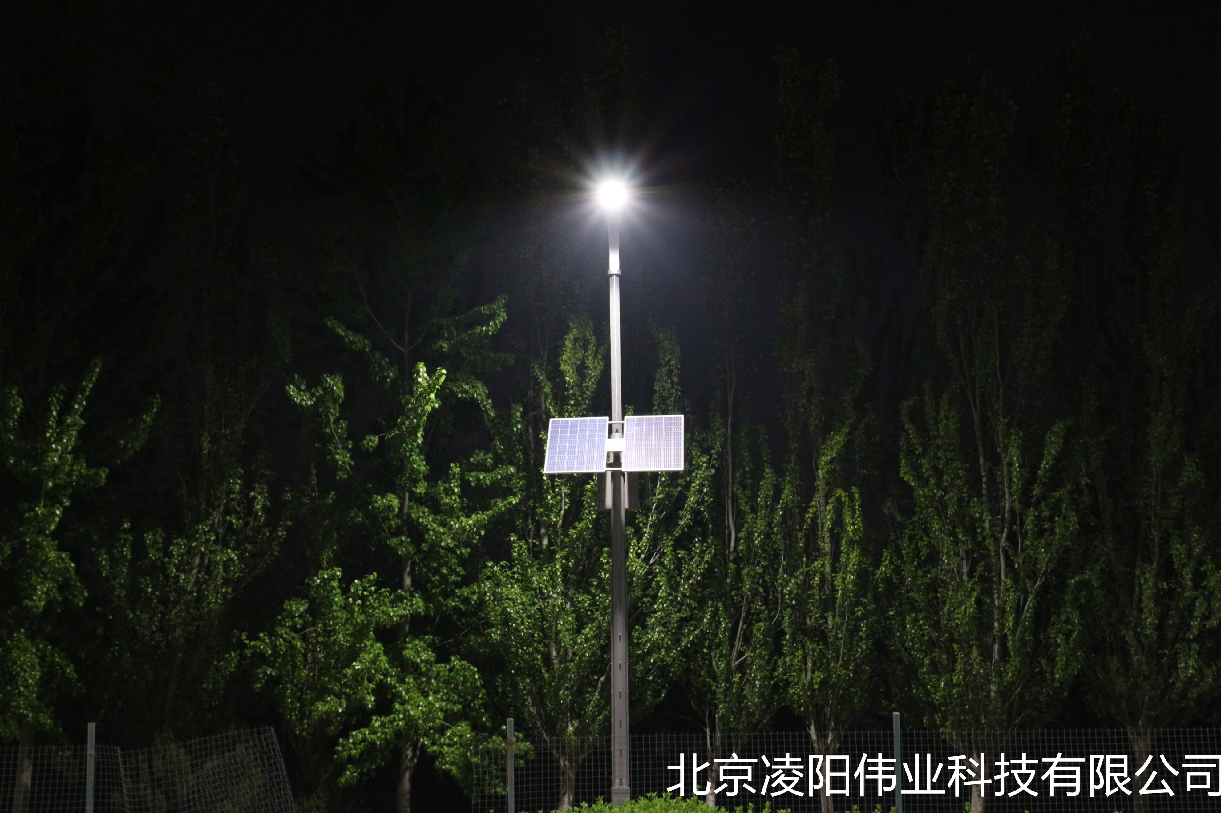 新型太阳能路灯展示,太阳能新路灯视频