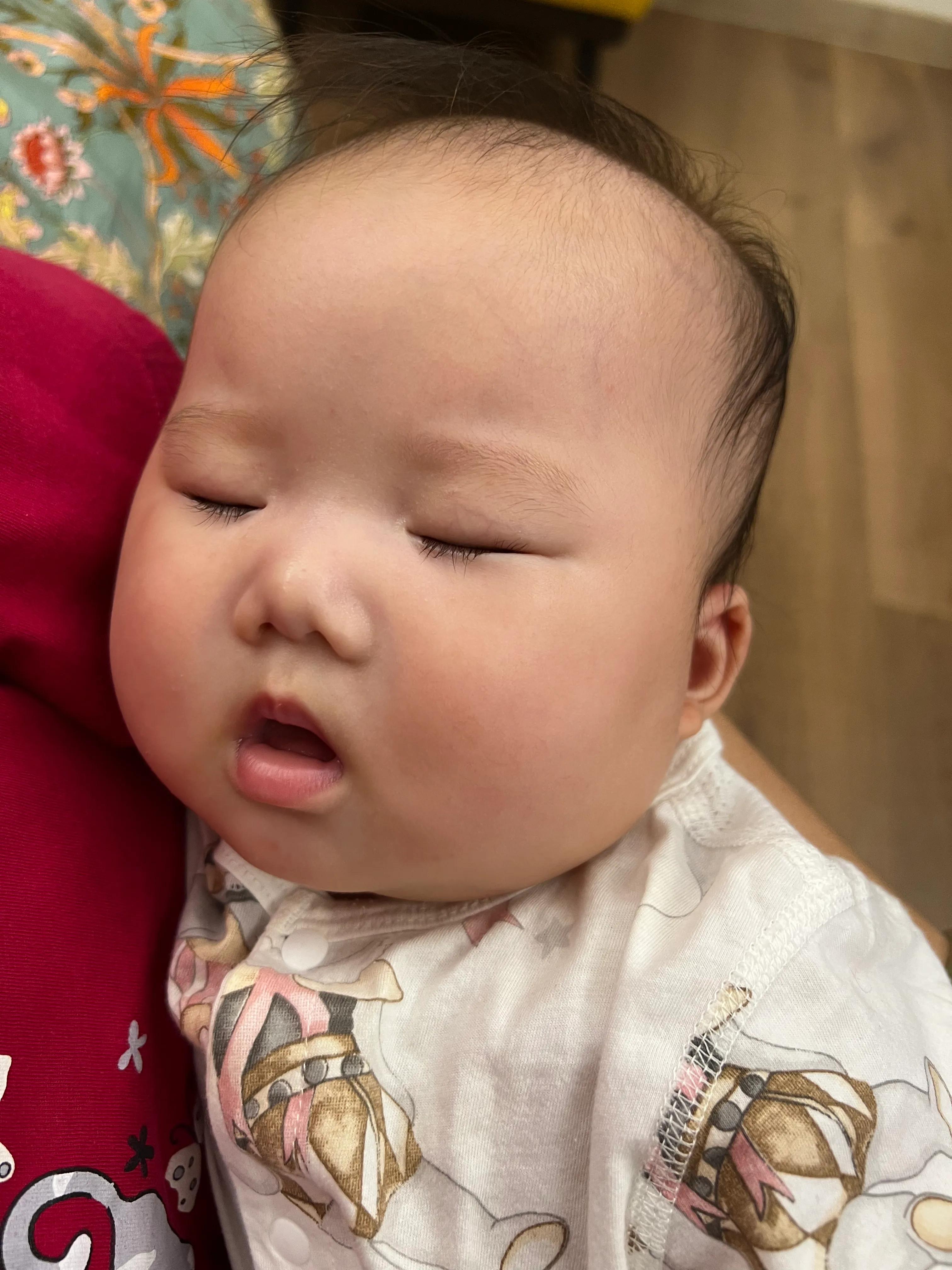 闺女四个月了头发还少得可怜，妈妈傻眼：现在剃胎毛还来得及吗？