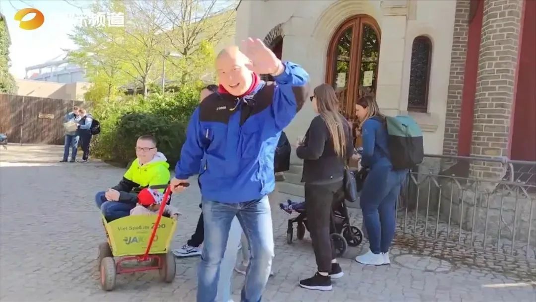 世界潮我看丨中外“导游”带你逛展览、品美食……云游世界