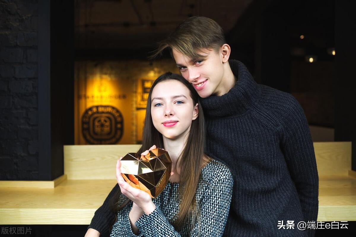 男人经常摸女生头代表什么呢,男人经常摸女人手代表什么