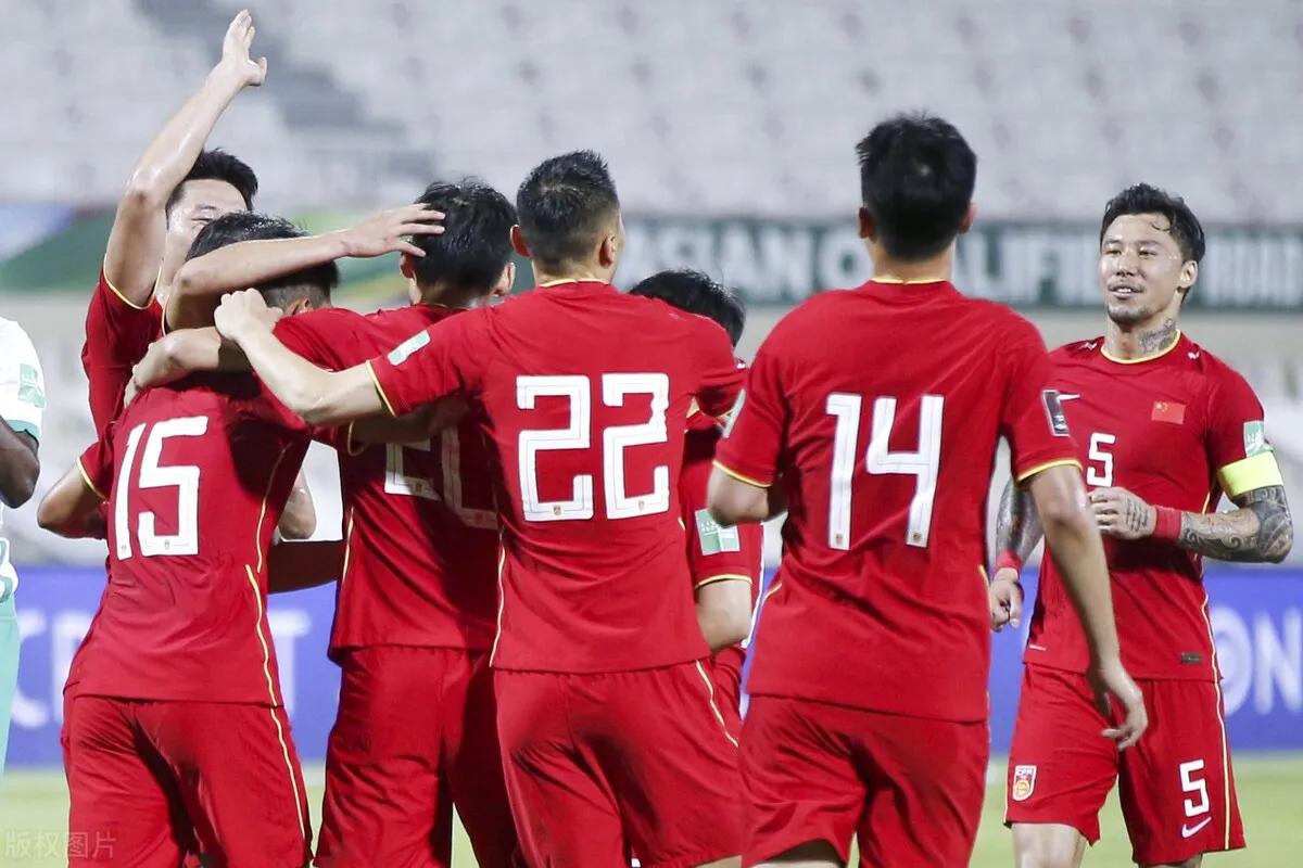 国足1比1平沙特！3功臣背后一水货，拖戴伟浚后腿，李霄鹏信错人